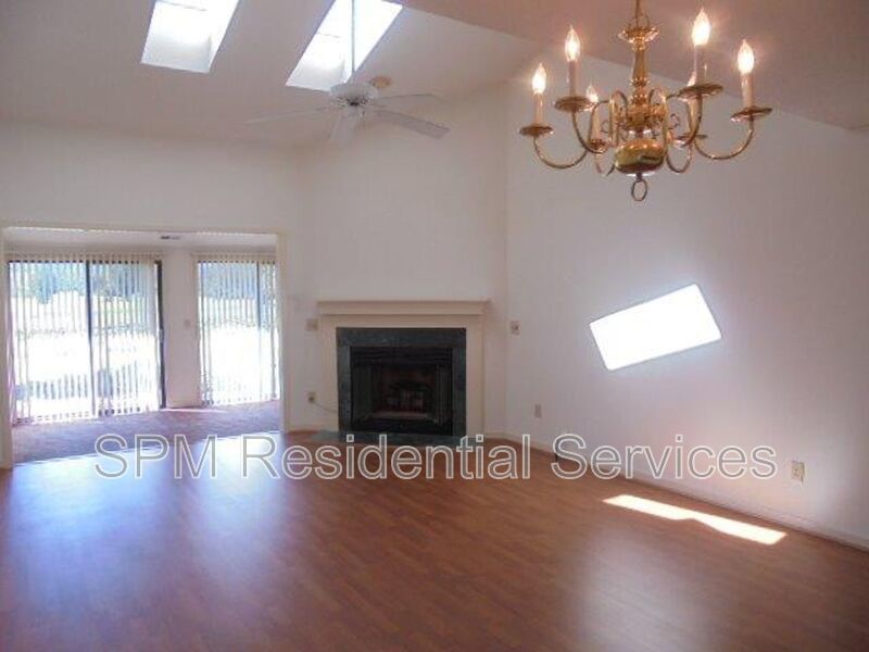 Beautiful 3 Bedroom townhome centrally located to beaches, dining & shopping property image