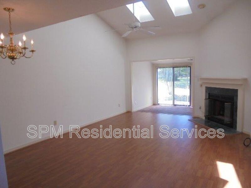 Beautiful 3 Bedroom townhome centrally located to beaches, dining & shopping property image