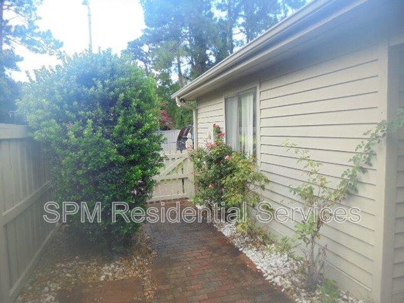 Beautiful 3 Bedroom townhome centrally located to beaches, dining & shopping property image