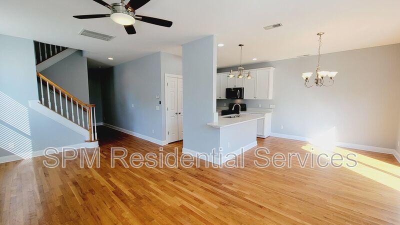 Stately 3 bedroom end unit Townhome property image