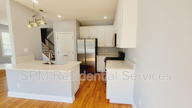Stately 3 bedroom end unit Townhome property image