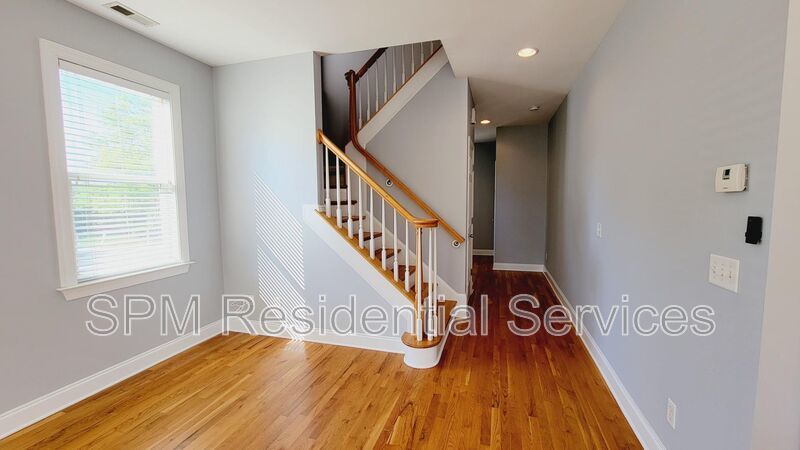 Stately 3 bedroom end unit Townhome property image