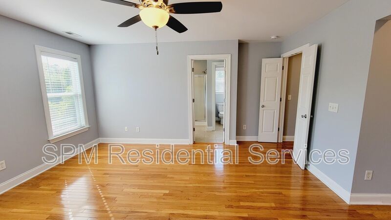 Stately 3 bedroom end unit Townhome property image