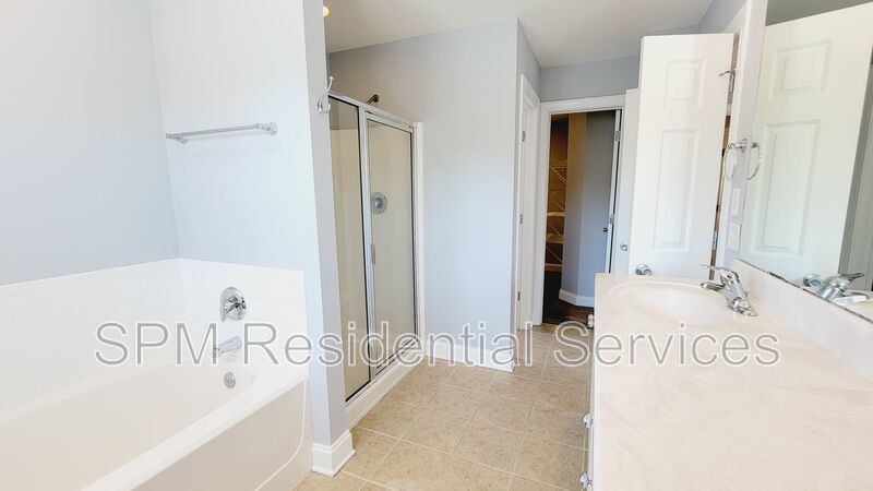 Stately 3 bedroom end unit Townhome property image