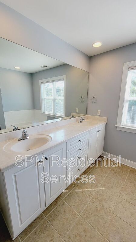 Stately 3 bedroom end unit Townhome property image