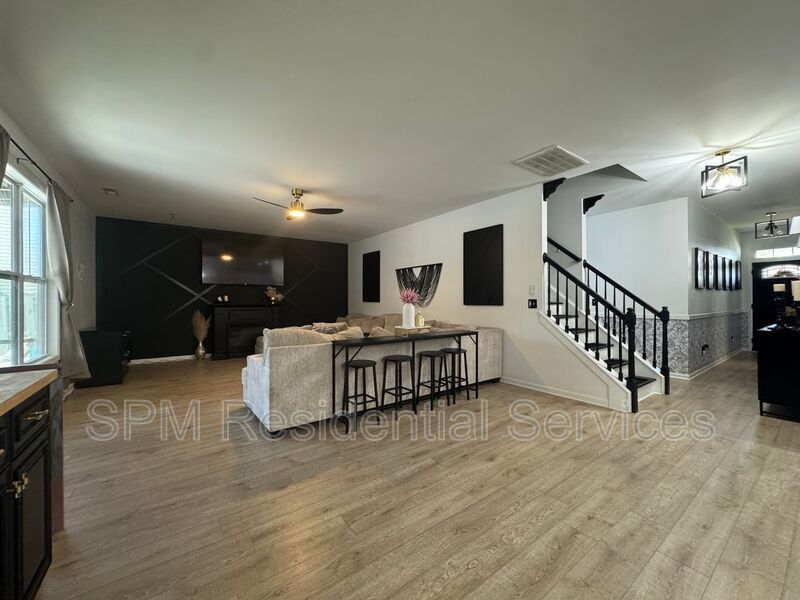 Park View - Large Fully Fenced Backyard, Bonus Sunroom, Two Car Garage property image
