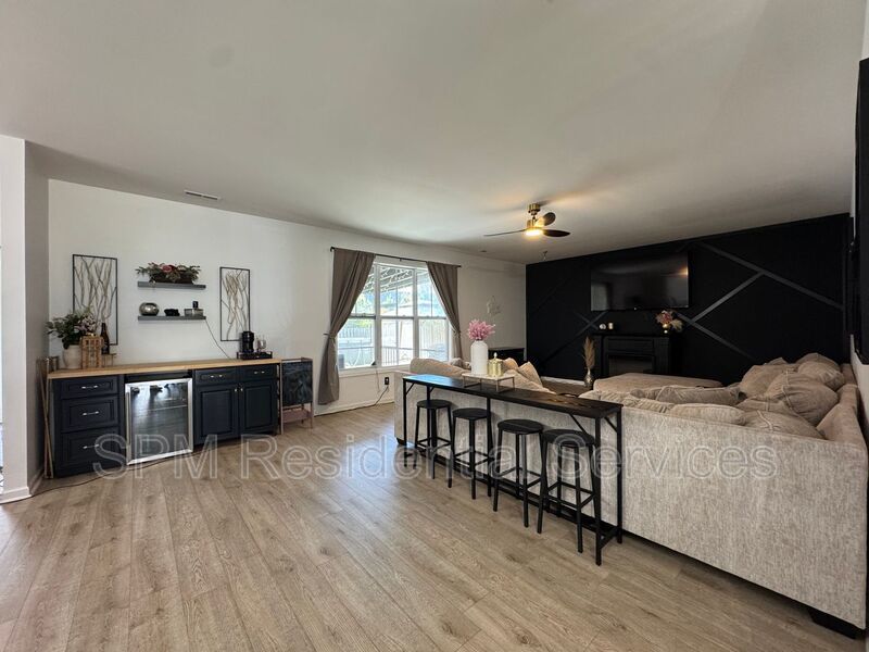 Park View - Large Fully Fenced Backyard, Bonus Sunroom, Two Car Garage property image