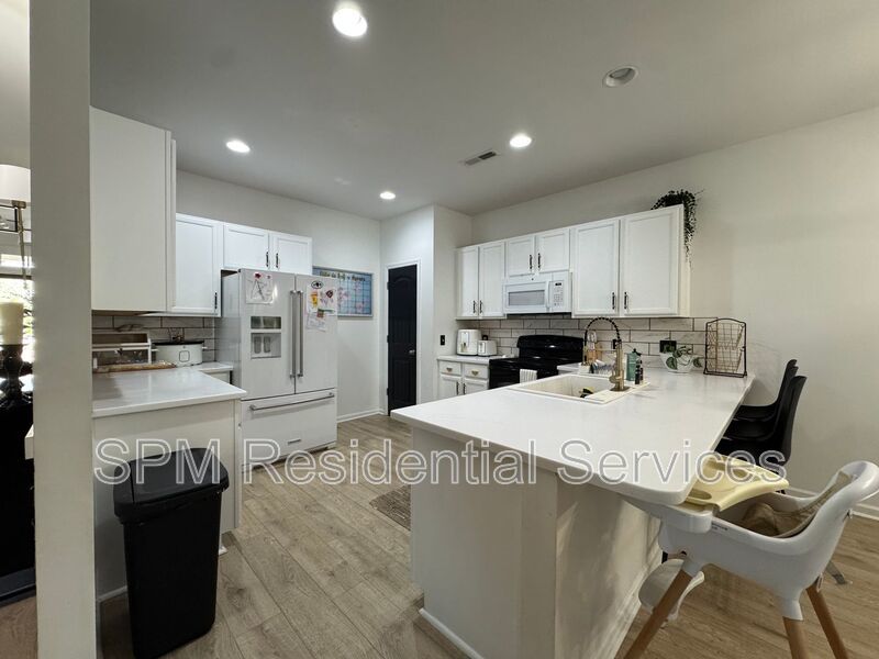 Park View - Large Fully Fenced Backyard, Bonus Sunroom, Two Car Garage property image