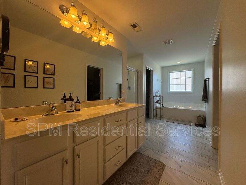Park View - Large Fully Fenced Backyard, Bonus Sunroom, Two Car Garage property image