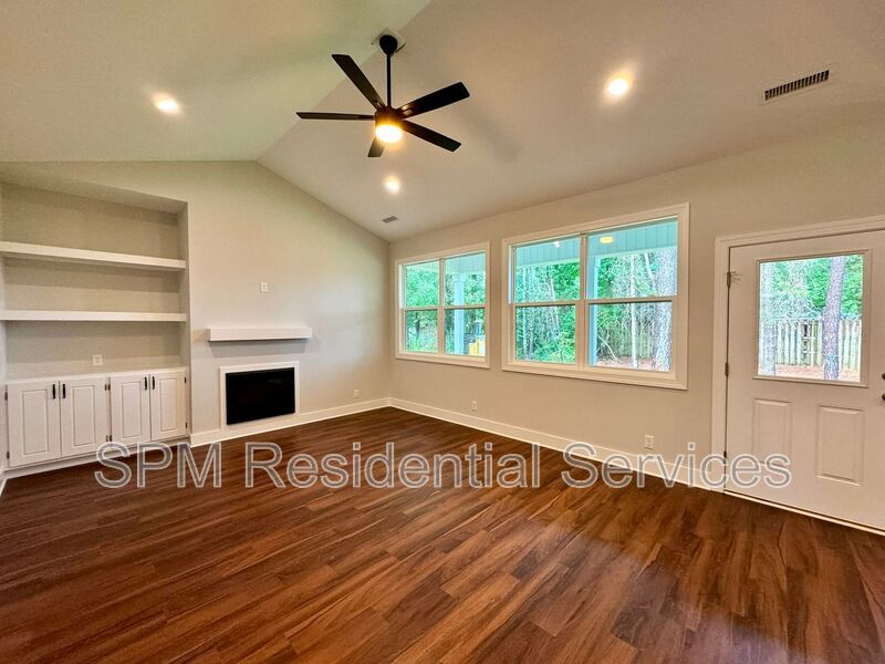 3 Bedroom / 2 Bath, private back yard, garage property image