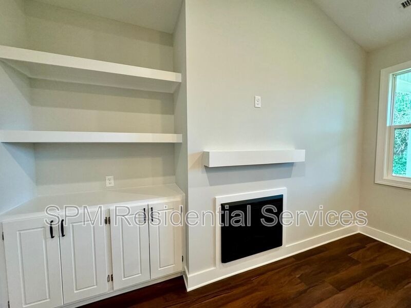 3 Bedroom / 2 Bath, private back yard, garage property image