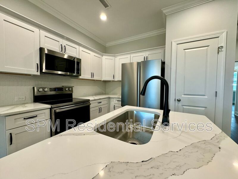 3 Bedroom / 2 Bath, private back yard, garage property image
