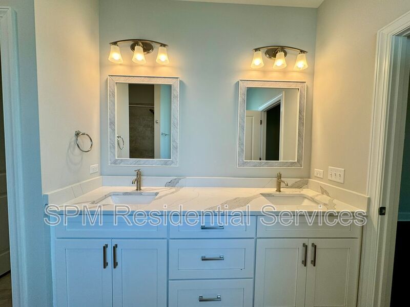 3 Bedroom / 2 Bath, private back yard, garage property image