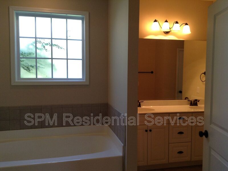 5 Bedroom and 3.5 Bathrooms in Quiet neighborhood Hampstead property image