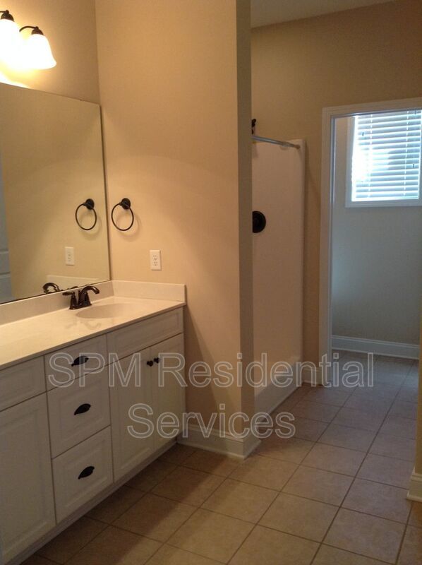 5 Bedroom and 3.5 Bathrooms in Quiet neighborhood Hampstead property image