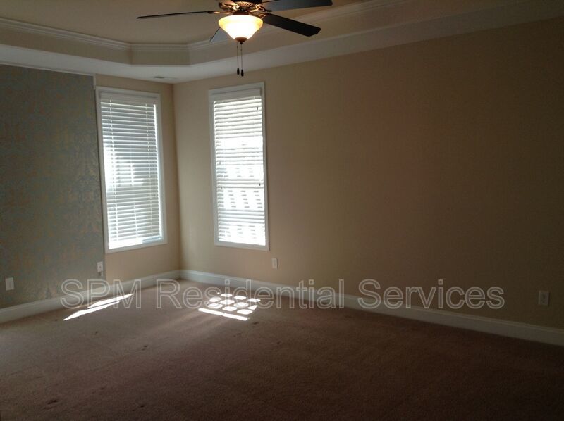 5 Bedroom and 3.5 Bathrooms in Quiet neighborhood Hampstead property image