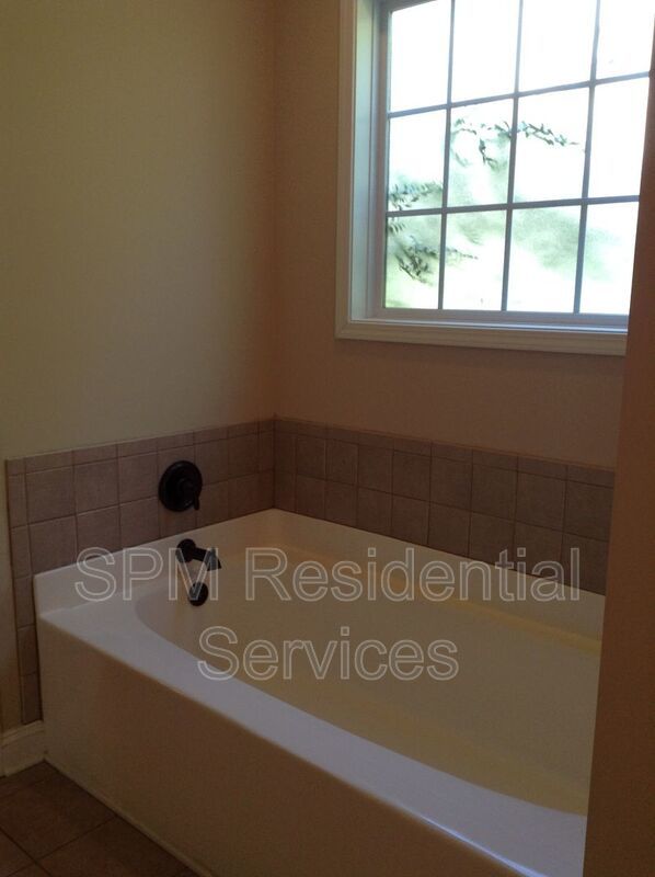 5 Bedroom and 3.5 Bathrooms in Quiet neighborhood Hampstead property image