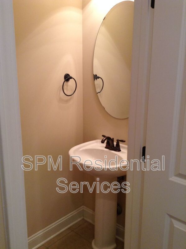 5 Bedroom and 3.5 Bathrooms in Quiet neighborhood Hampstead property image