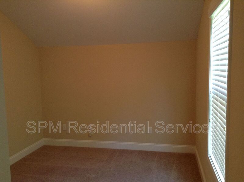 5 Bedroom and 3.5 Bathrooms in Quiet neighborhood Hampstead property image