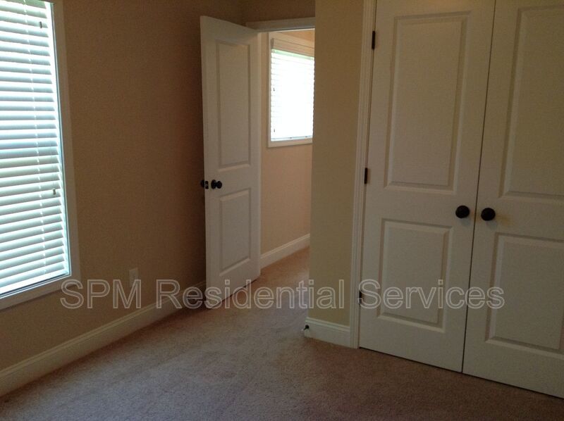 5 Bedroom and 3.5 Bathrooms in Quiet neighborhood Hampstead property image