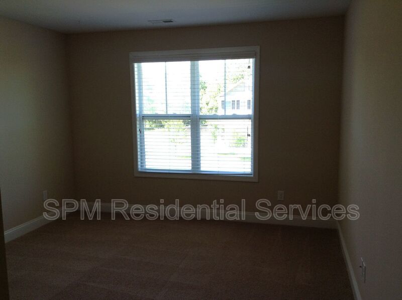 5 Bedroom and 3.5 Bathrooms in Quiet neighborhood Hampstead property image