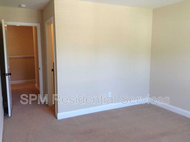 5 Bedroom and 3.5 Bathrooms in Quiet neighborhood Hampstead property image