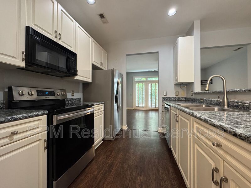 Forrest Cove -  Within 3 Miles of UNCW & Wrightsville beach, Community Pool, Washer & Dryer Included property image
