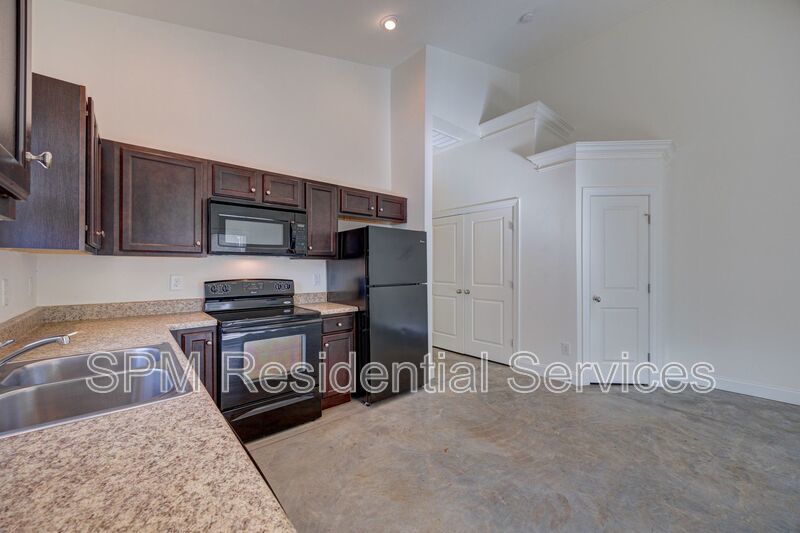 FIRST MONTH FREE: 1 Bed 1 Bath. (*Water/Sewer/Lawn/Trash Included) property image