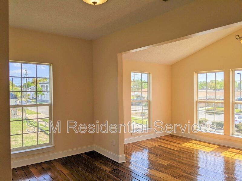 Downtown Gem - Lots of Natural Light in Historic District property image