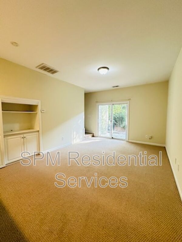 Perfect location for a 2 bedroom townhouse with private baths property image