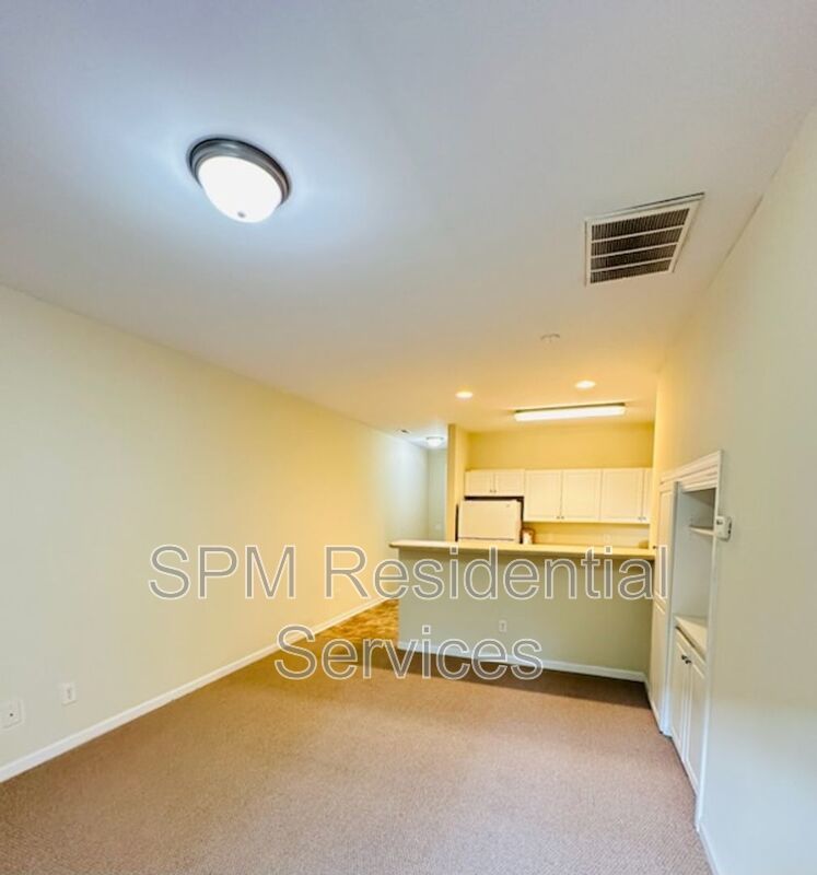 Perfect location for a 2 bedroom townhouse with private baths property image