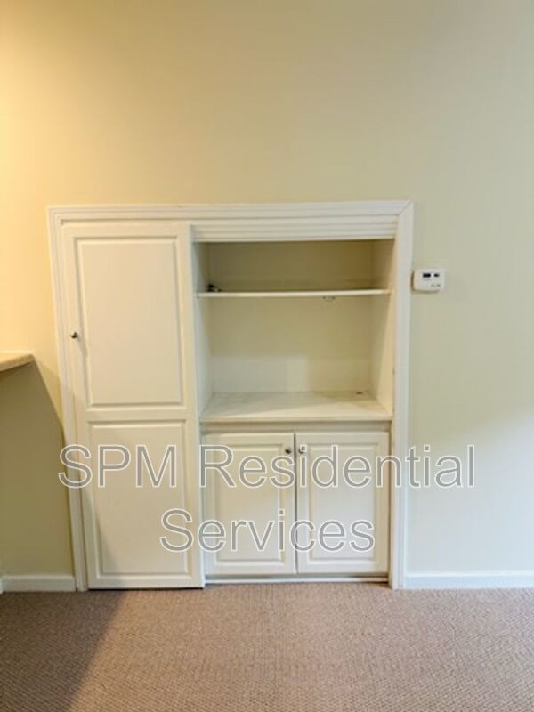 Perfect location for a 2 bedroom townhouse with private baths property image