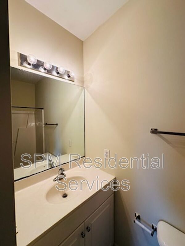 Perfect location for a 2 bedroom townhouse with private baths property image