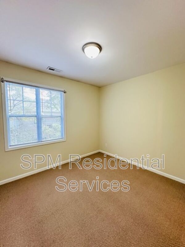 Perfect location for a 2 bedroom townhouse with private baths property image