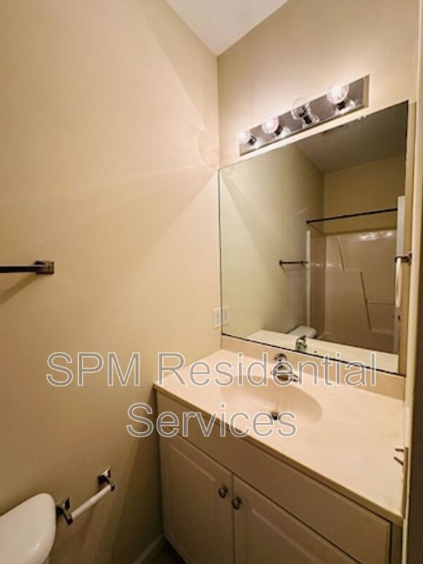 Perfect location for a 2 bedroom townhouse with private baths property image