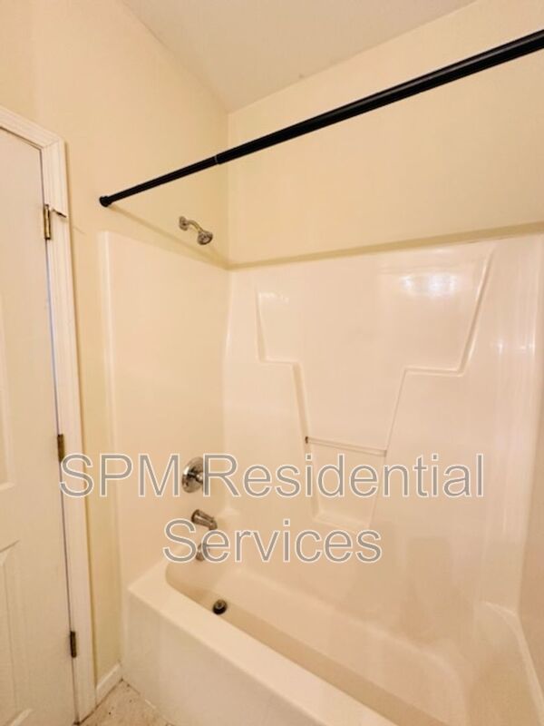 Perfect location for a 2 bedroom townhouse with private baths property image