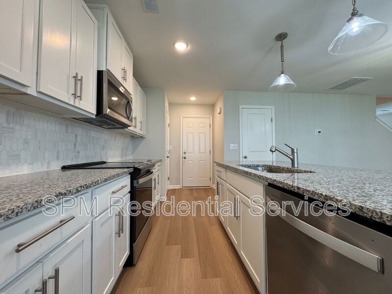 Brookfield Branch - Two Car Garage, Washer & Dryer Included, Covered back patio property image