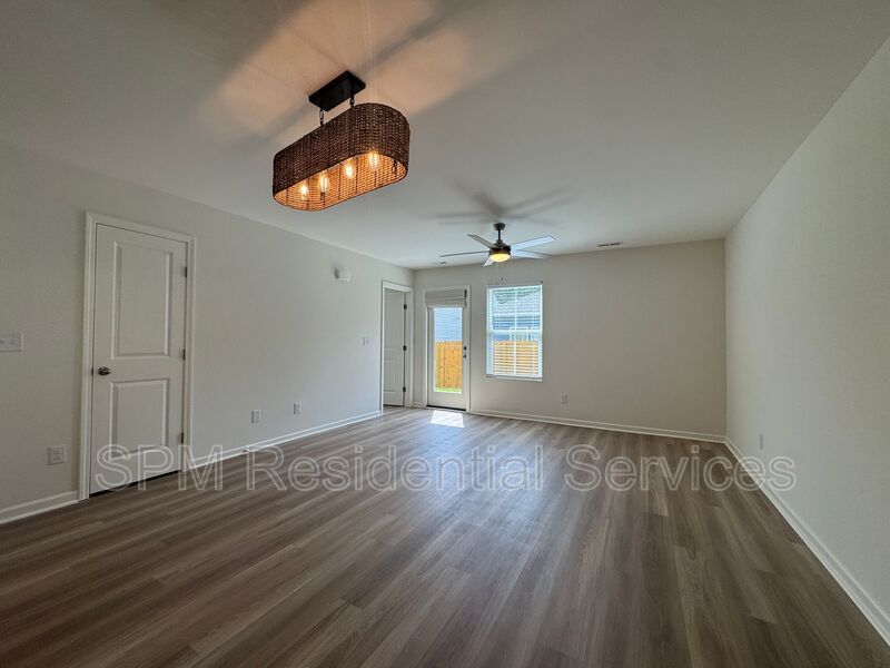 Brookfield Branch - Open Concept, Fenced in Backyard, Washer & Dryer Included property image