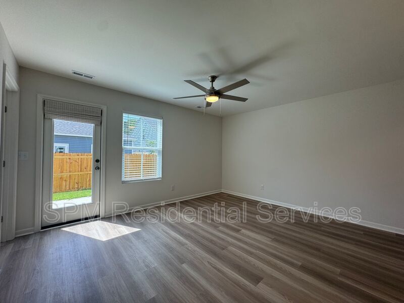Brookfield Branch - Open Concept, Fenced in Backyard, Washer & Dryer Included property image
