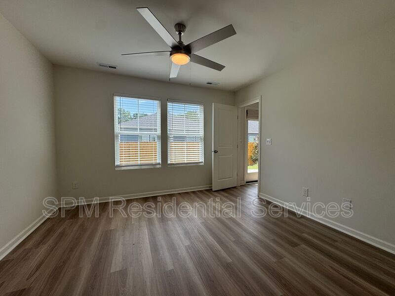 Brookfield Branch - Open Concept, Fenced in Backyard, Washer & Dryer Included property image