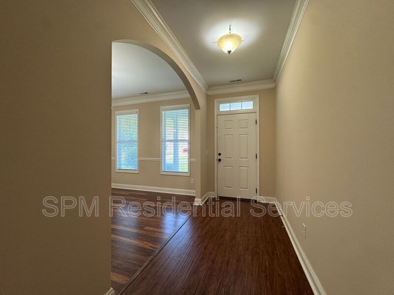6 Bedroom and 3.5 Bathrooms in Quiet neighborhood Hampstead property image