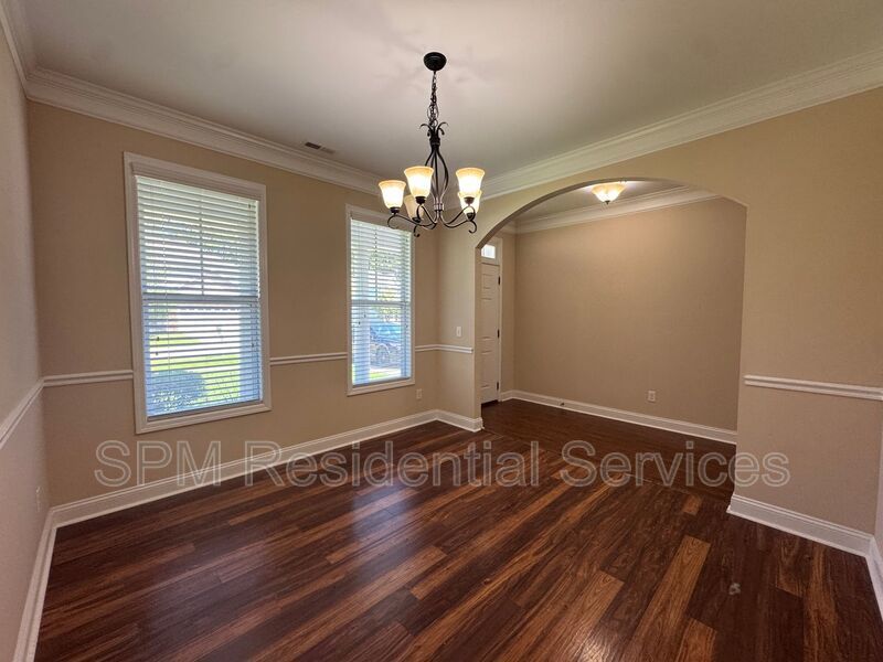 6 Bedroom and 3.5 Bathrooms in Quiet neighborhood Hampstead property image