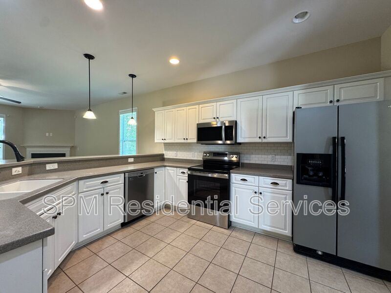 6 Bedroom and 3.5 Bathrooms in Quiet neighborhood Hampstead property image