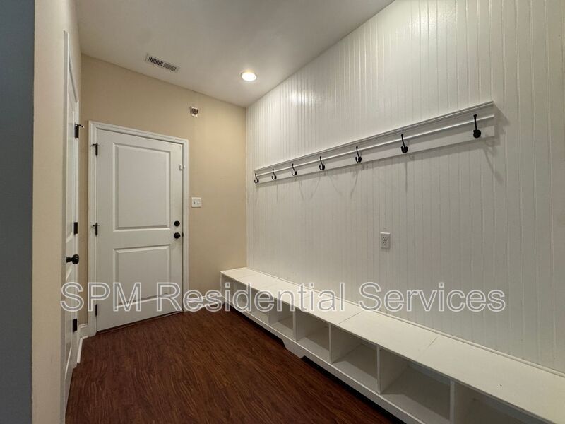 6 Bedroom and 3.5 Bathrooms in Quiet neighborhood Hampstead property image