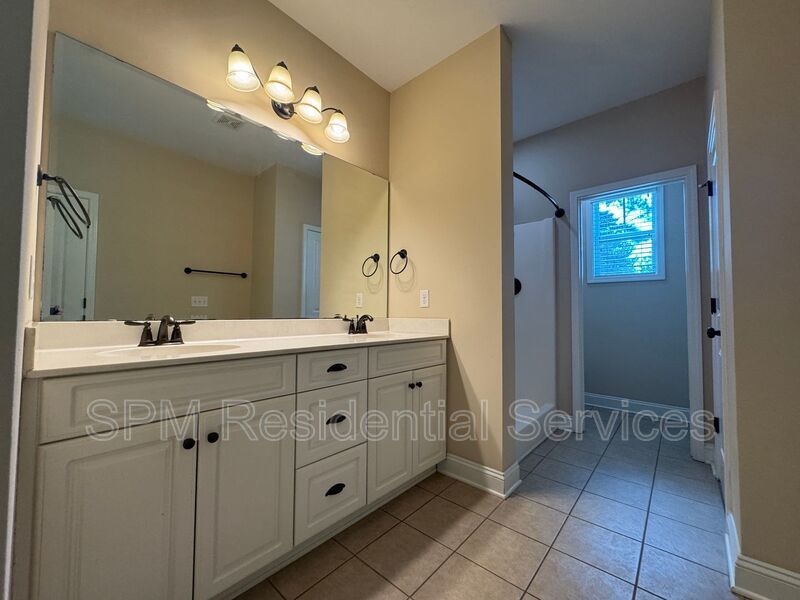 6 Bedroom and 3.5 Bathrooms in Quiet neighborhood Hampstead property image
