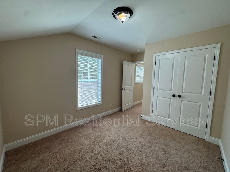 6 Bedroom and 3.5 Bathrooms in Quiet neighborhood Hampstead property image