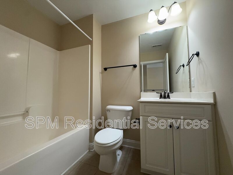 6 Bedroom and 3.5 Bathrooms in Quiet neighborhood Hampstead property image