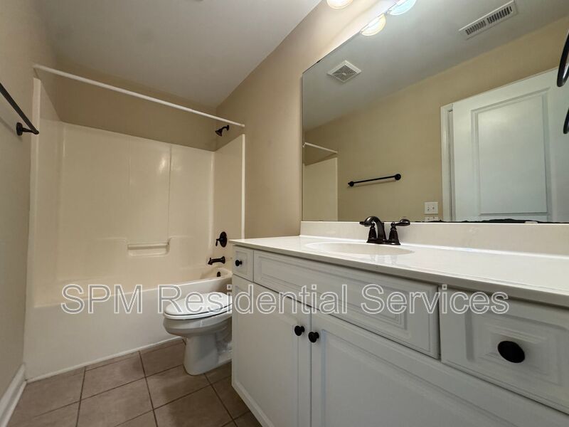 6 Bedroom and 3.5 Bathrooms in Quiet neighborhood Hampstead property image
