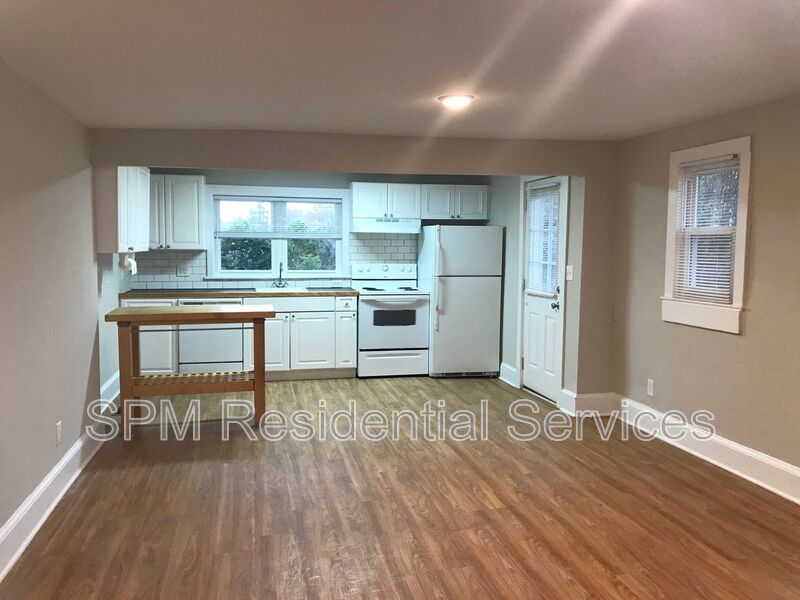 Great Central Location, Sidewalk lined streets property image