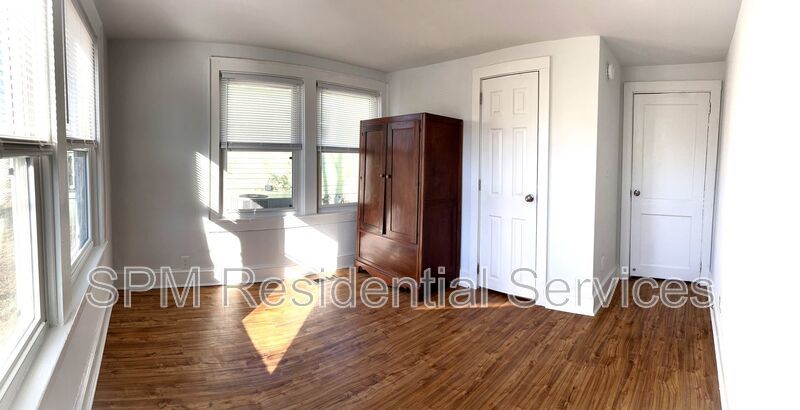 Great Central Location, Sidewalk lined streets property image